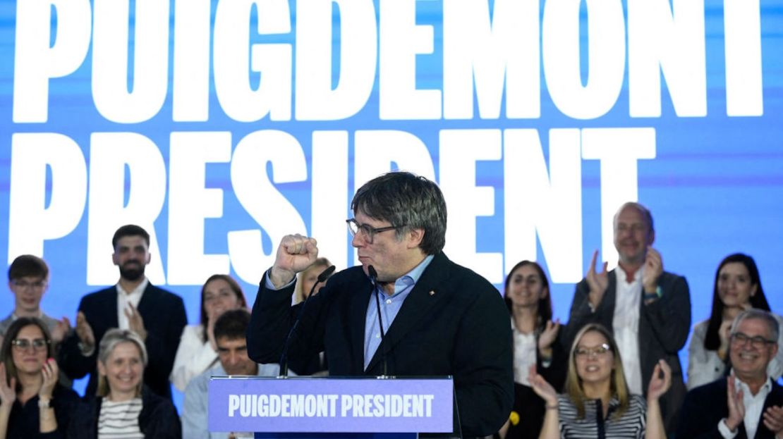 Líder separatista catalán y candidato de Junts per Catalunya - partido político JxCat, Carles Puigdemont, pronuncia un discurso durante un mitin de campaña en la ciudad de Argeles-sur-Mer, en el sureste francés, el 4 de mayo de 2024, antes de las elecciones regionales en la región noreste de España de Cataluña.