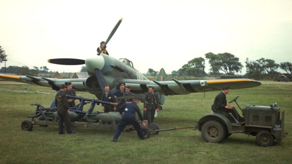 Personal de tierra de la Real Fuerza Aérea del Reino Unido se prepara para cargar con bombas un caza Hawker Typhoon, como el volado por James Frederick Deck, en algún momento de la década de 1940.