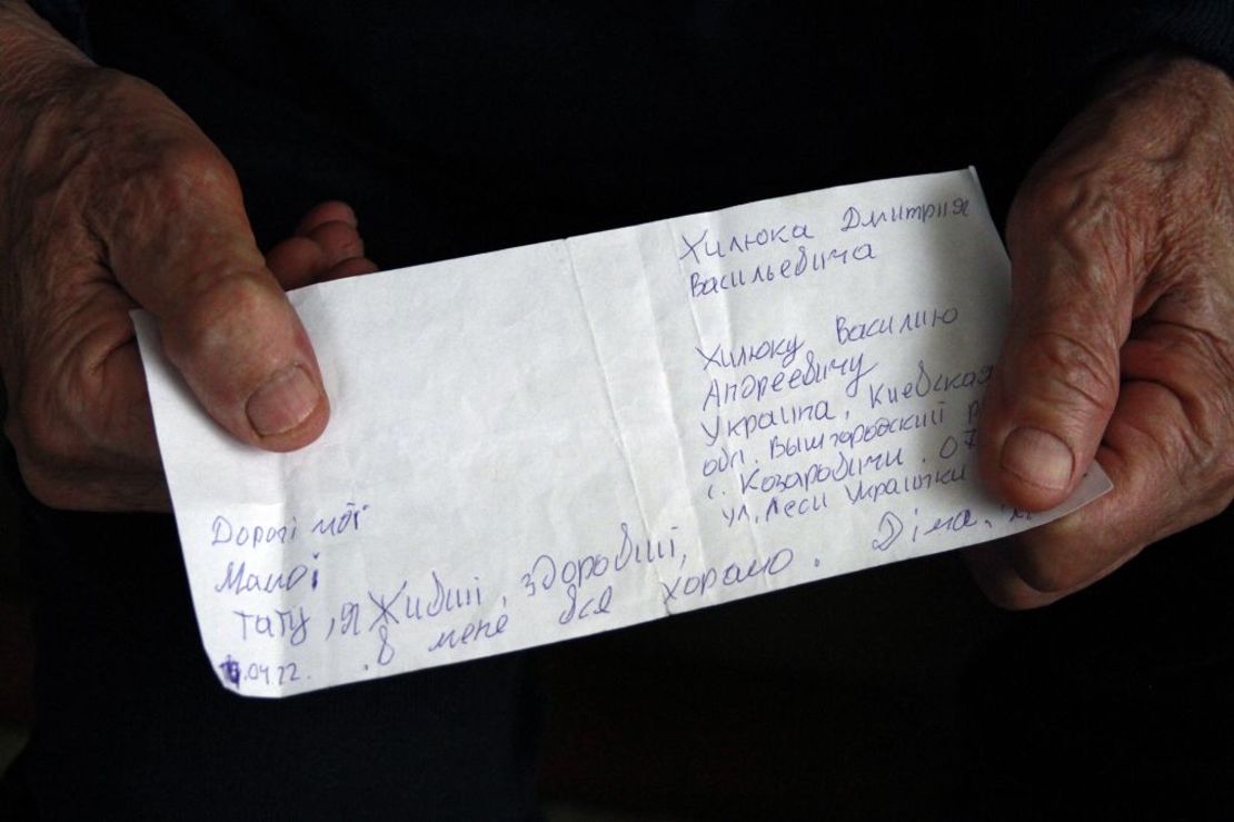La nota manuscrita que Halyna y Vasyl Khyliuk recibieron de su hijo Dima. Crédito: Ivana Kottasova/CNN