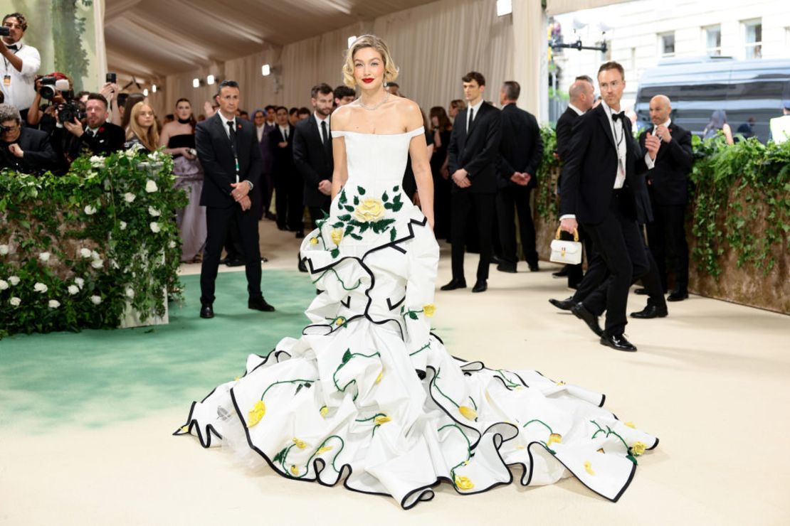 Gigi Hadid. Crédito; Dimitrios Kambouris/Getty Images para The Met Museum/Vogue.