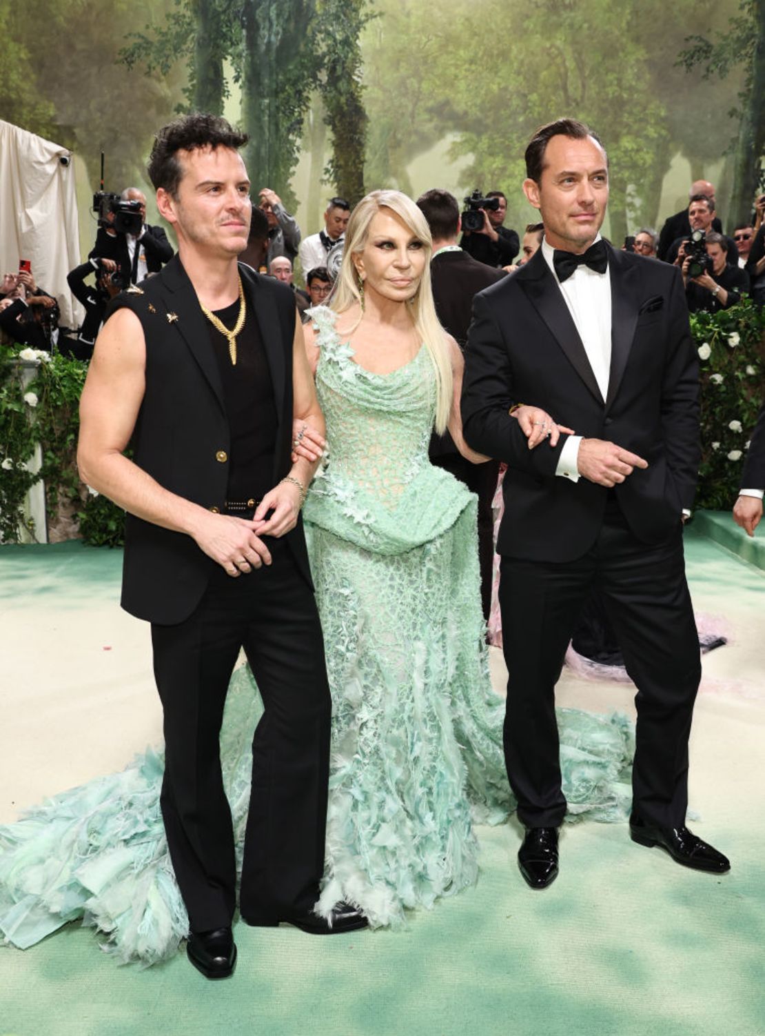 De izquierda a derecha, Andrew Scott, Donatella Versace y Jude Law. Crédito: Jamie McCarthy/Getty Images.