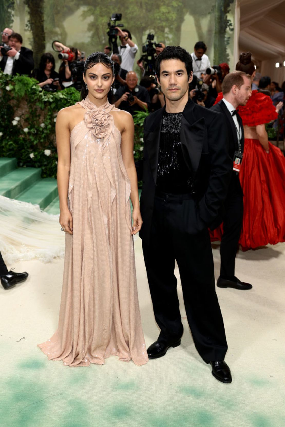 Camila Mendes (izquierda) y Joseph Altuzarra. Crédito: Dimitrios Kambouris/Getty Images para The Met Museum/Vogue.