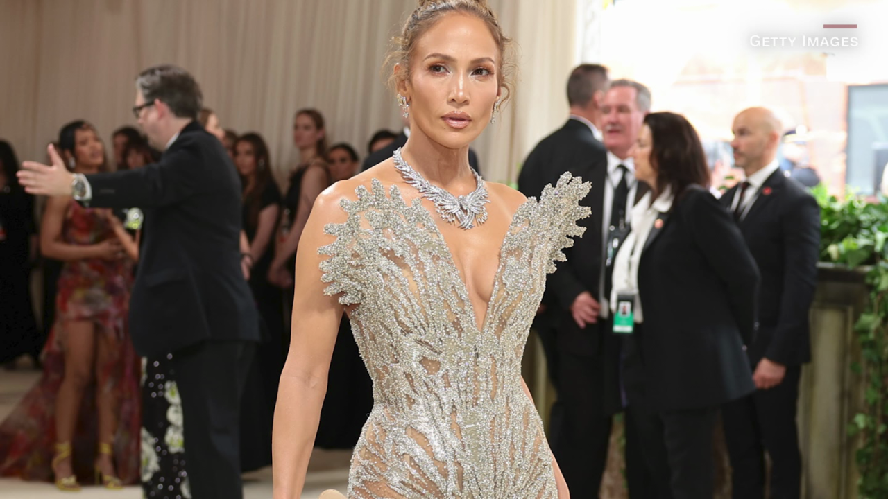 CNNE 1687969 - mira a jennifer lopez en la alfombra del met gala en nueva york