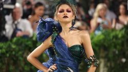 CNNE 1687990 - asi luce zendaya en la alfombra del met gala en nueva york