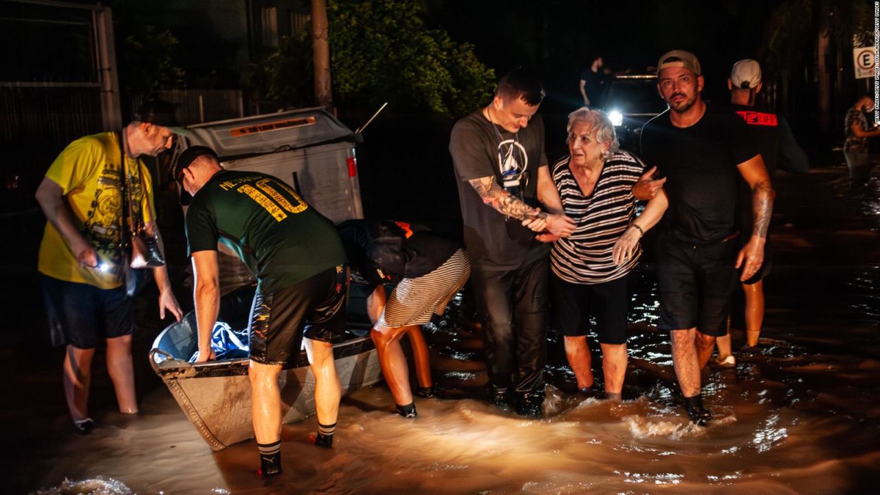 CNNE 1688035 - civiles rescatan a personas tras las inundaciones en brasil