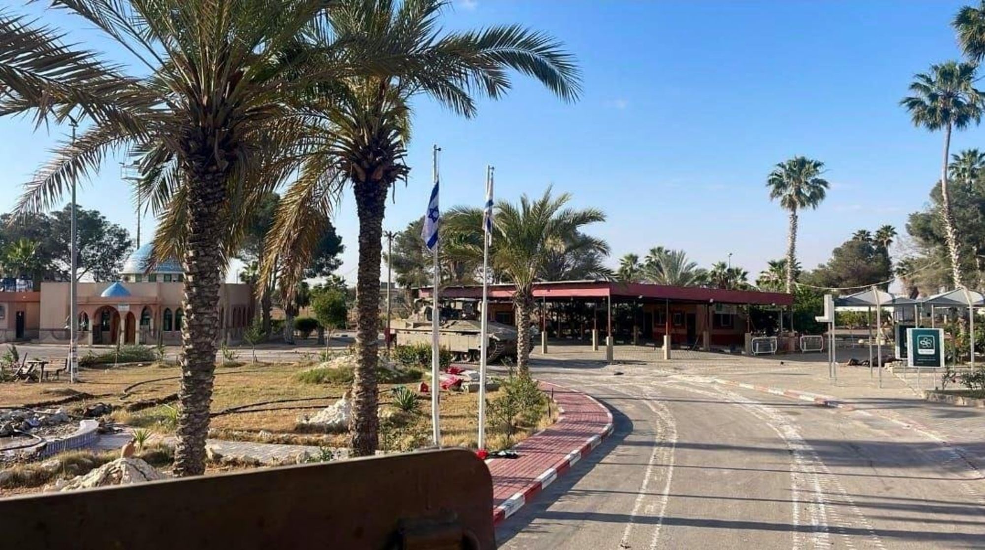 CNNE 1688078 - israeli flags on rafah crossing