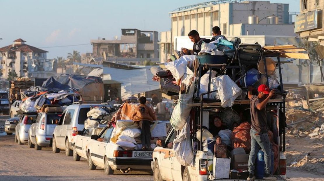 Palestinos desplazados huyendo de Rafah después de que los militares israelíes dijeran a los civiles que abandonaran las zonas orientales de la ciudad del sur de Gaza, 6 de mayo de 2024.