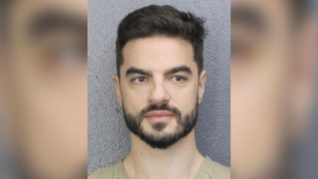 David Knezevich, de 36 años y residente en Fort Lauderdale (Florida), se encuentra bajo custodia federal por su presunta implicación en el secuestro de su esposa, según el FBI.