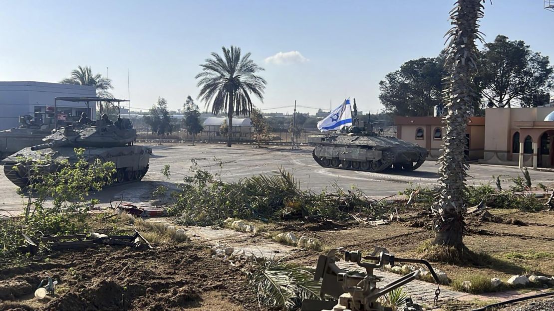 Un tanque israelí entra en el lado de Gaza del cruce fronterizo de Rafah el 7 de mayo.