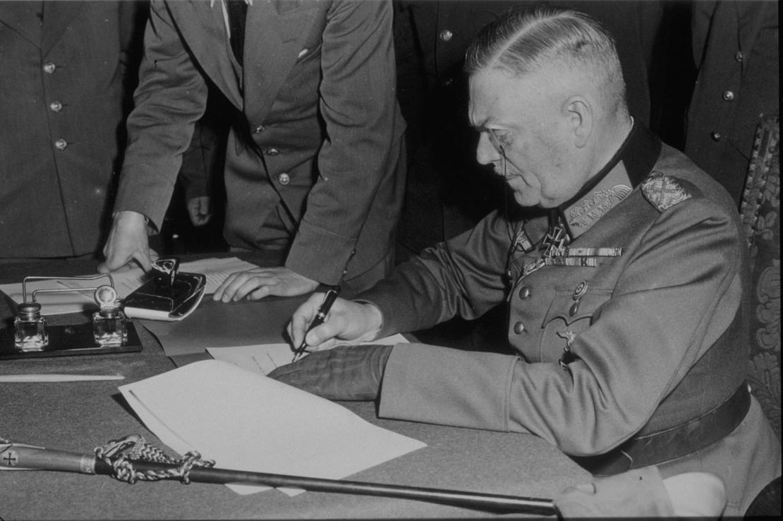 El mariscal de campo Wilhelm Keitel, principal asesor militar de Hitler en la II Guerra Mundial, firma en Berlín la rendición incondicional ante los Aliados y los rusos.