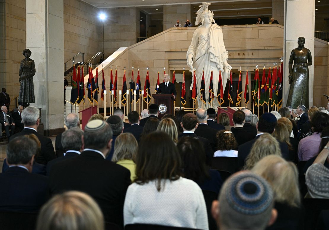 El presidente de Estados Unidos, Joe Biden, habla en la ceremonia anual de los Días de Conmemoración de los sobrevivientes del Holocausto en el Capitolio de Estados Unidos en Washington, el 7 de mayo de 2024.