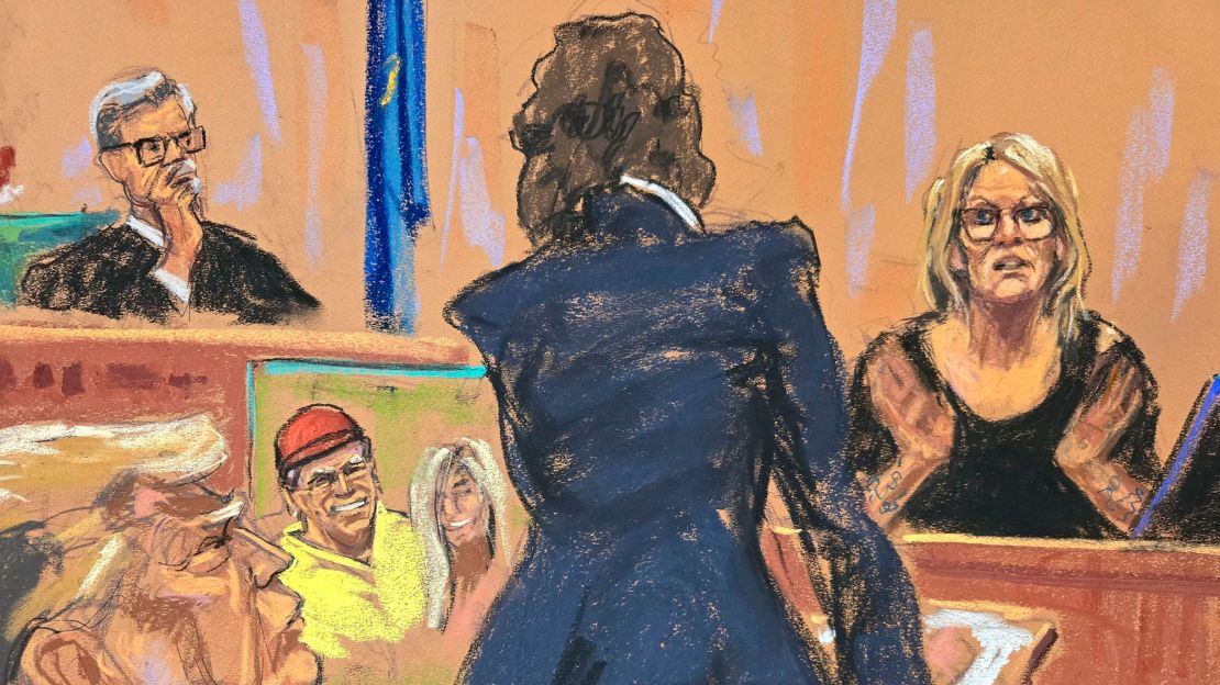 Stormy Daniels es interrogada durante el juicio penal contra de Donald Trump el martes. Crédito: Jane Rosenberg