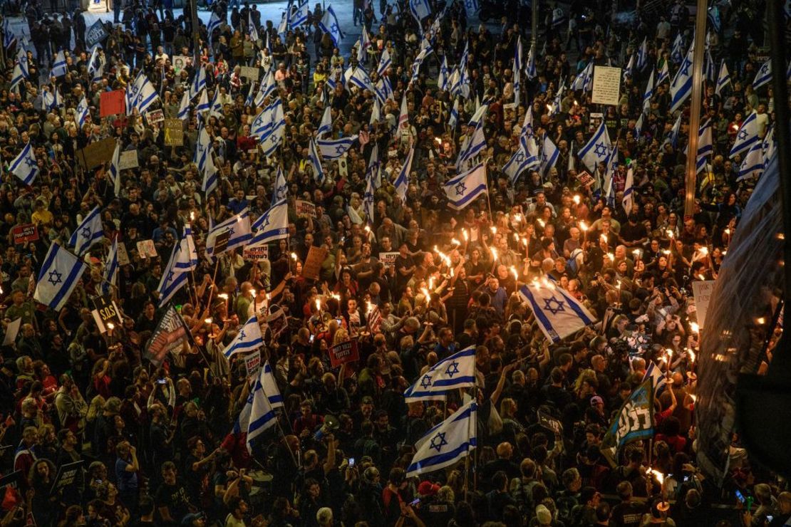 Decenas de miles de israelíes se manifiestan con las familias de los rehenes contra el primer ministro Benjamin Netanyahu en Tel Aviv, exigiendo un acuerdo inmediato sobre los rehenes y elecciones generales, el 6 de abril.