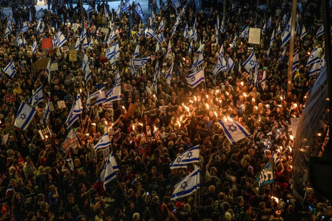 Decenas de miles de israelíes se manifiestan con las familias de los rehenes contra el primer ministro Benjamin Netanyahu en Tel Aviv, exigiendo un acuerdo inmediato sobre los rehenes y elecciones generales, en Tel Aviv, Israel, el 6 de abril. Crédito: Matan Golan/Sipa/AP