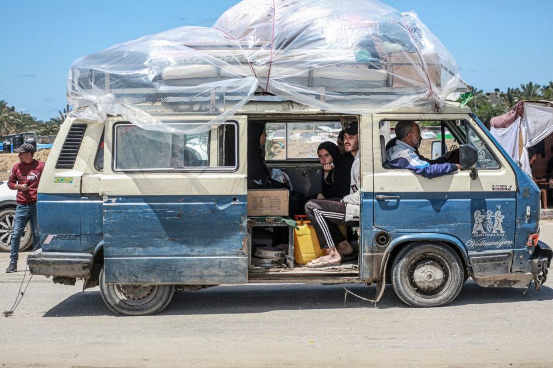 Palestinos desplazados, que salieron con sus pertenencias de Rafah, en el sur de Gaza, tras una orden de evacuación del ejército israelí, llegan a Khan Younis el lunes. Crédito: AFP/Getty Images