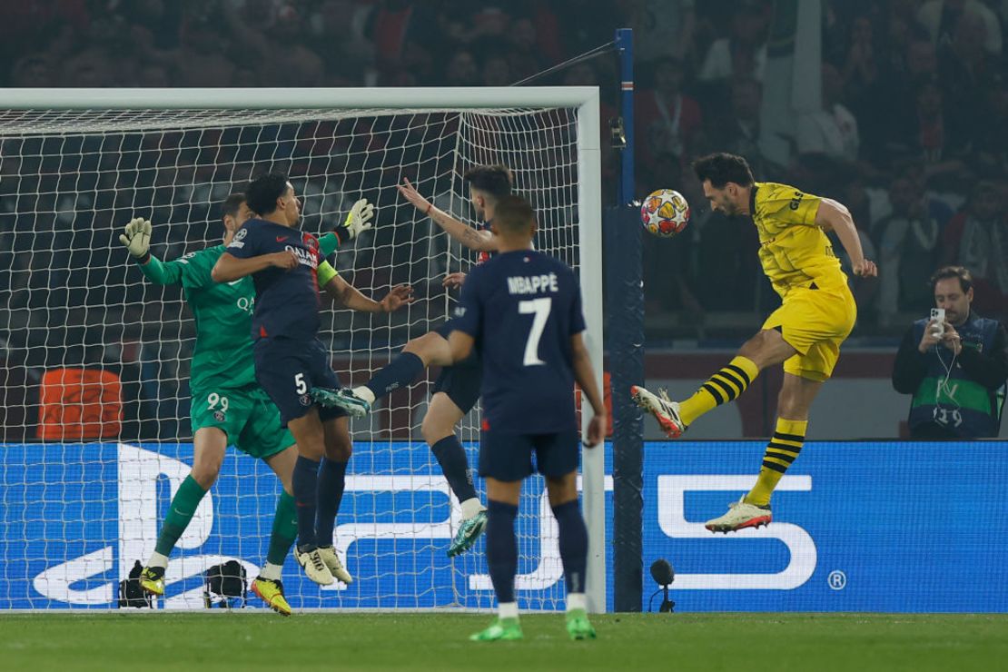 Mats Hummels cabecea la bola que se convierte en gol. Crédito: ODD ANDERSEN/AFP via Getty Images