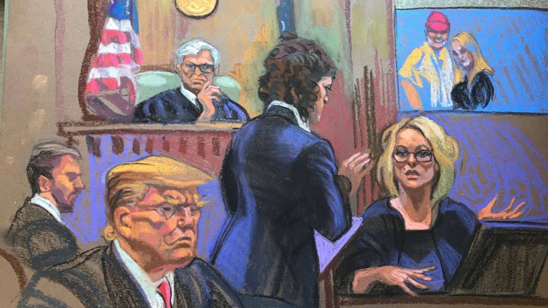 Trump durante el testimonio de Stormy Daniels. Crédito: Crédito: Jane Rosenberg