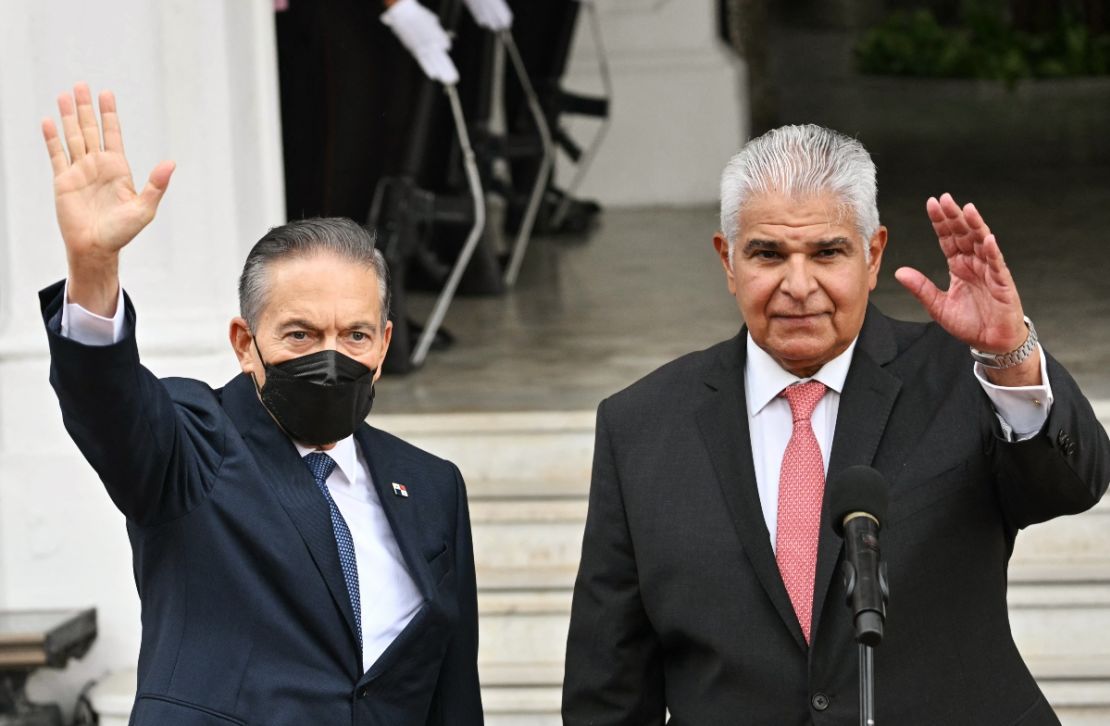 El presidente electo de Panamá, José Raúl Mulino, y el presidente Laurentino Cortizo saludan a los medios tras su primera reunión oficial en el Palacio Presidencial en Ciudad de Panamá el 7 de mayo de 2024.