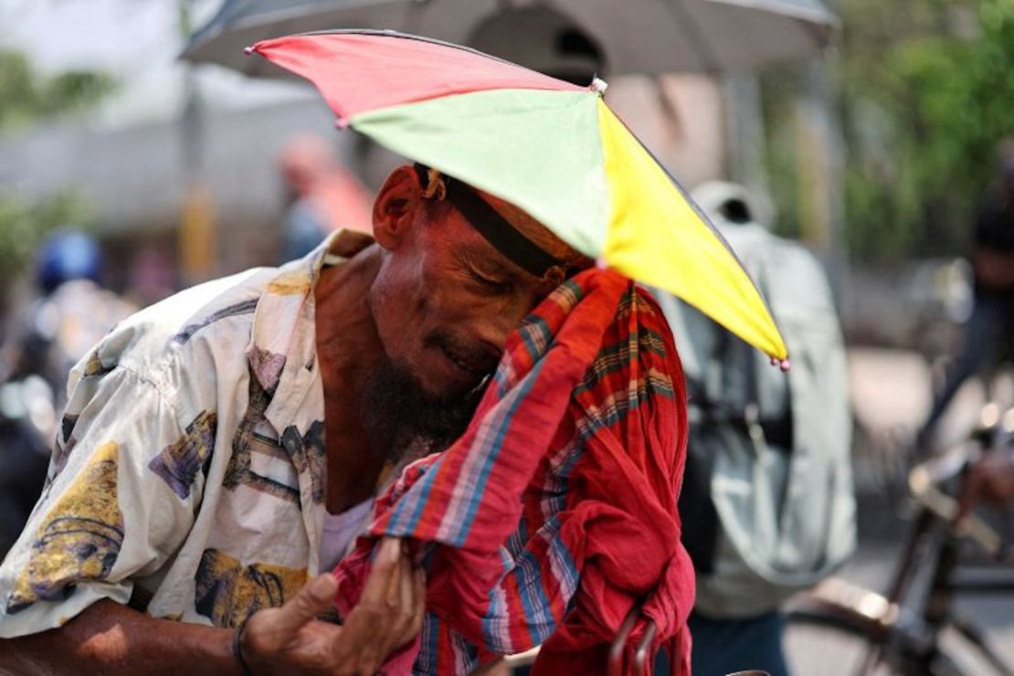 Un tirador de rickshaw se seca el sudor con una bufanda durante la ola de calor que afecta a todo el país, en Dhaka, Bangladesh, el 22 de abril de 2024.