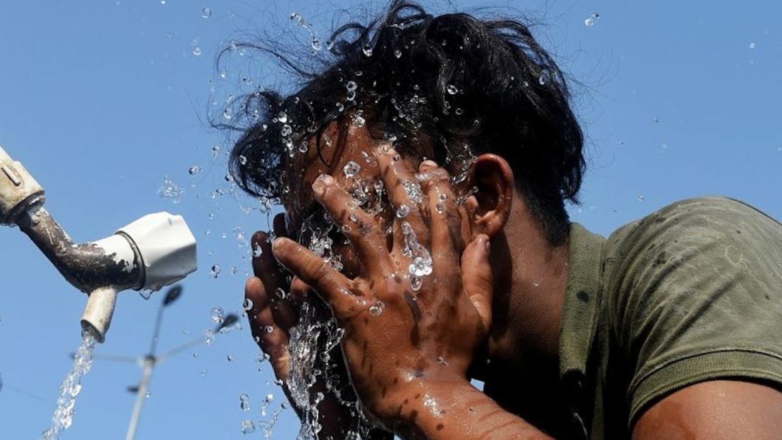 Un trabajador se echa agua en la cara durante una ola de calor en Mumbai, India, el 22 de abril.