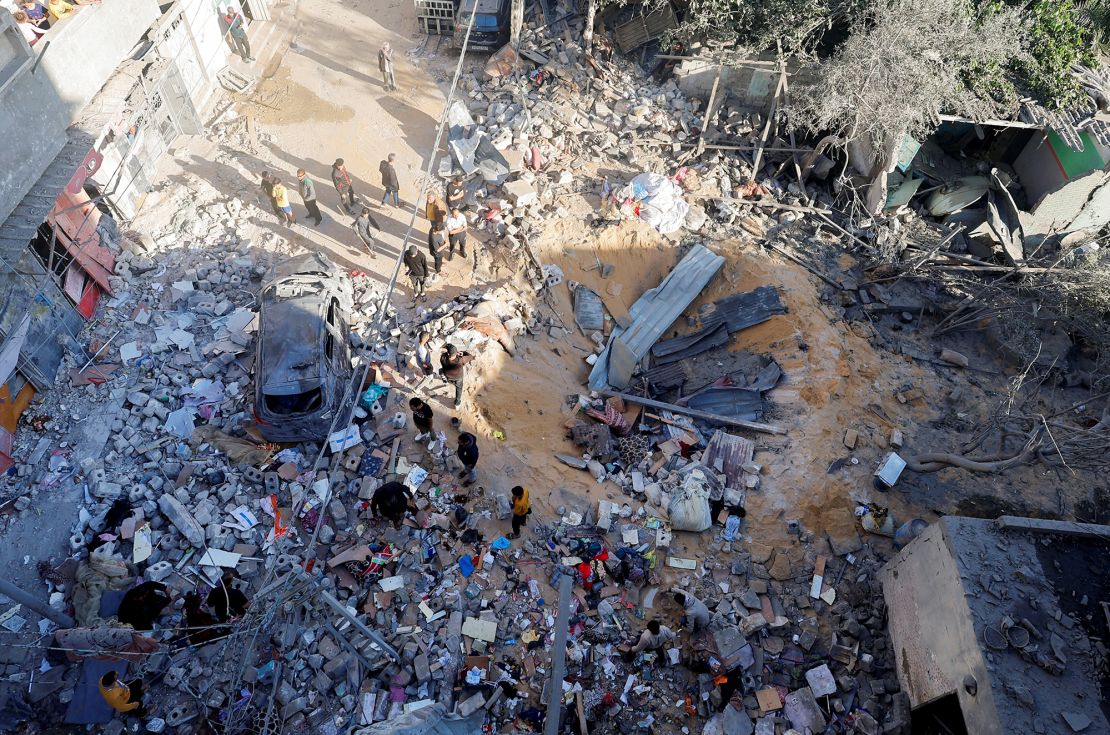 Palestinos inspeccionan el lugar de un ataque israelí contra una casa en Rafah, Gaza, el 8 de mayo.