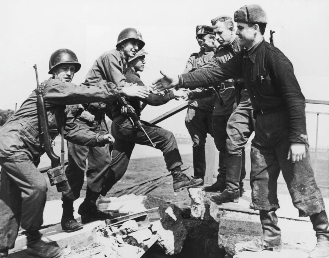 cnne-1688737-us-amp-russian-troops.jpg