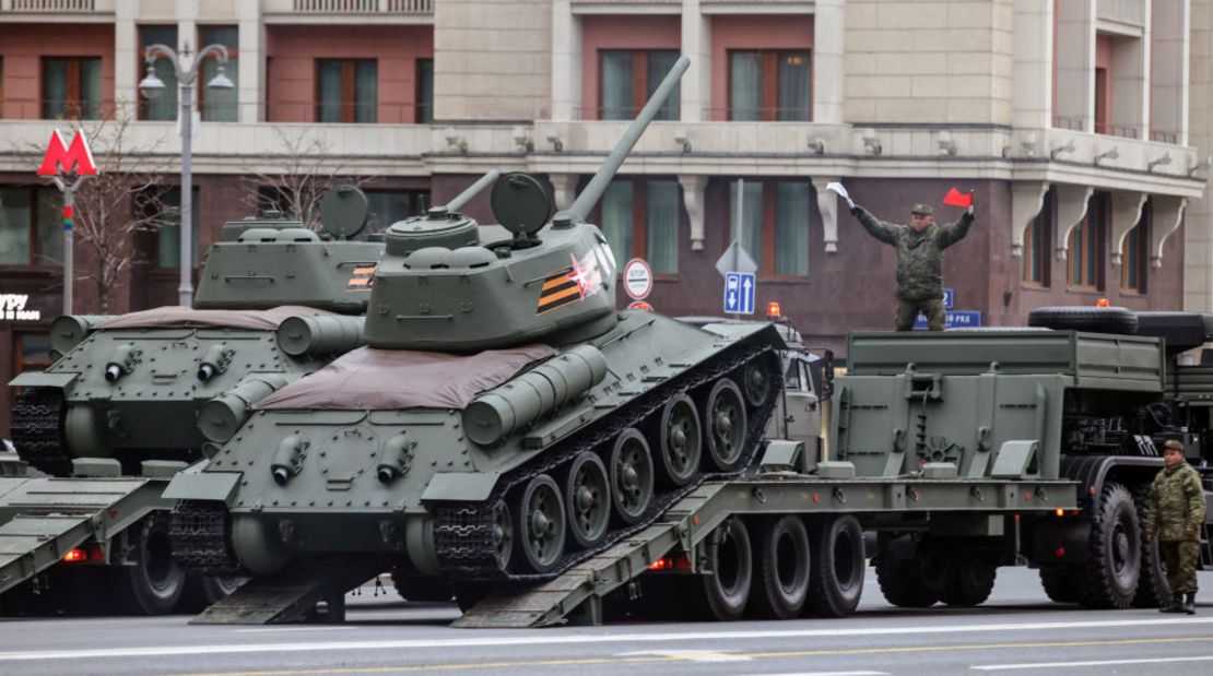 Tanques T-34 de la época de la Segunda Guerra Mundial se preparan para un ensayo con motivo del desfile militar del Día de la Victoria en la Plaza Roja, en el centro de Moscú, el 26 de abril de 2024.