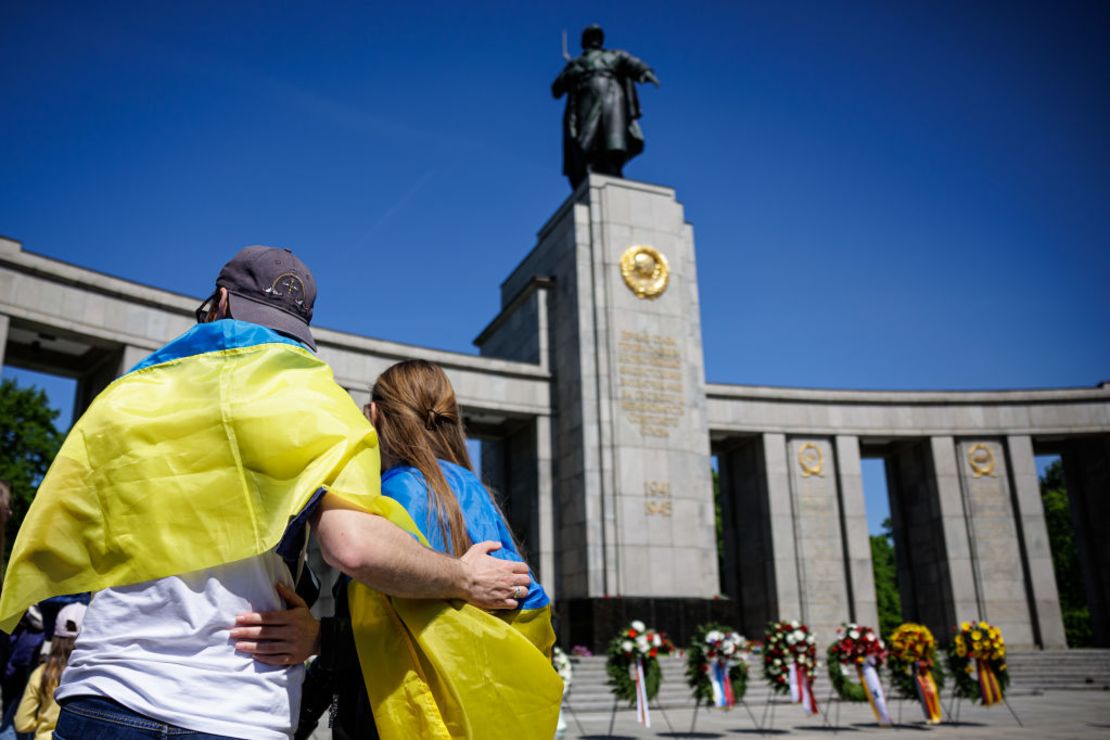 Personas son banderas ucranianas asisten a la conmemoración en el parque Tiergarten de Berlín, Alemania, por el 77 aniversario del Día de la Victoria en Europa, el 8 de mayo 2022.