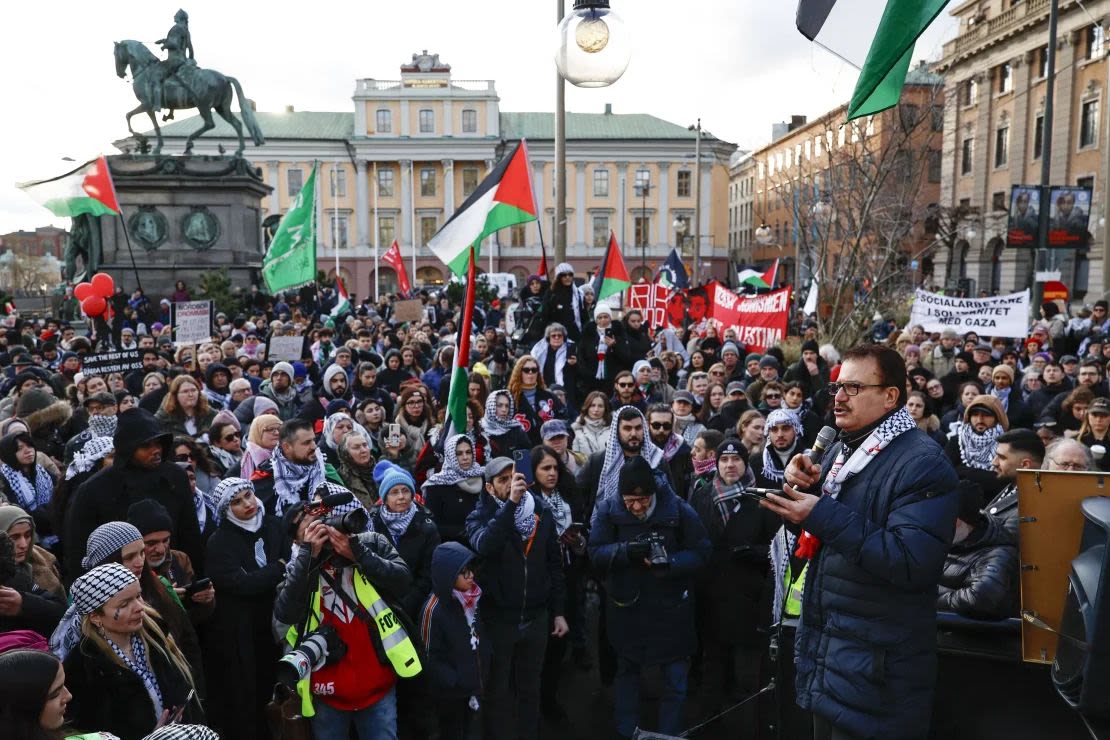 Manifestantes propalestinos en Estocolmo, la capital de Suecia, exigen la exclusión de Israel de Eurovisión.