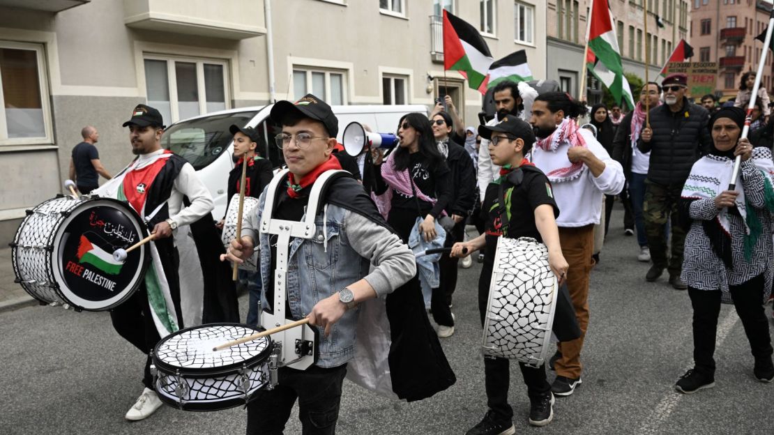 Una banda actúa durante una manifestación propalestina frente al Eurovision Village de Malmo.