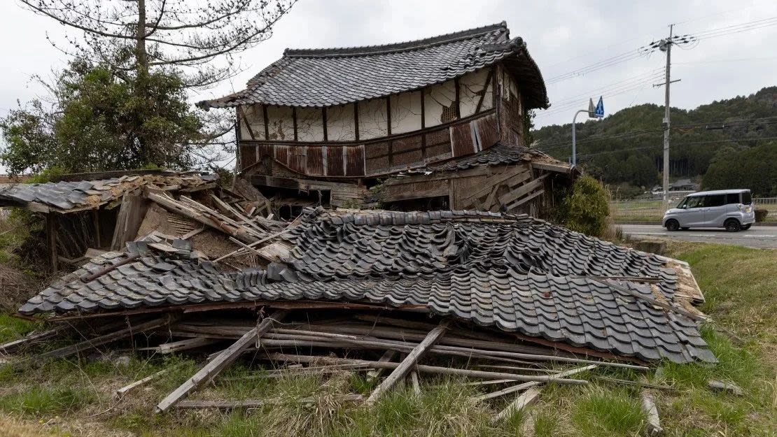 Una casa de madera abandonada parcialmente derrumbada en Tambasasayama, Japón, el 5 de abril de 2023. (Foto: Buddhika Weerasinghe/Getty Images).