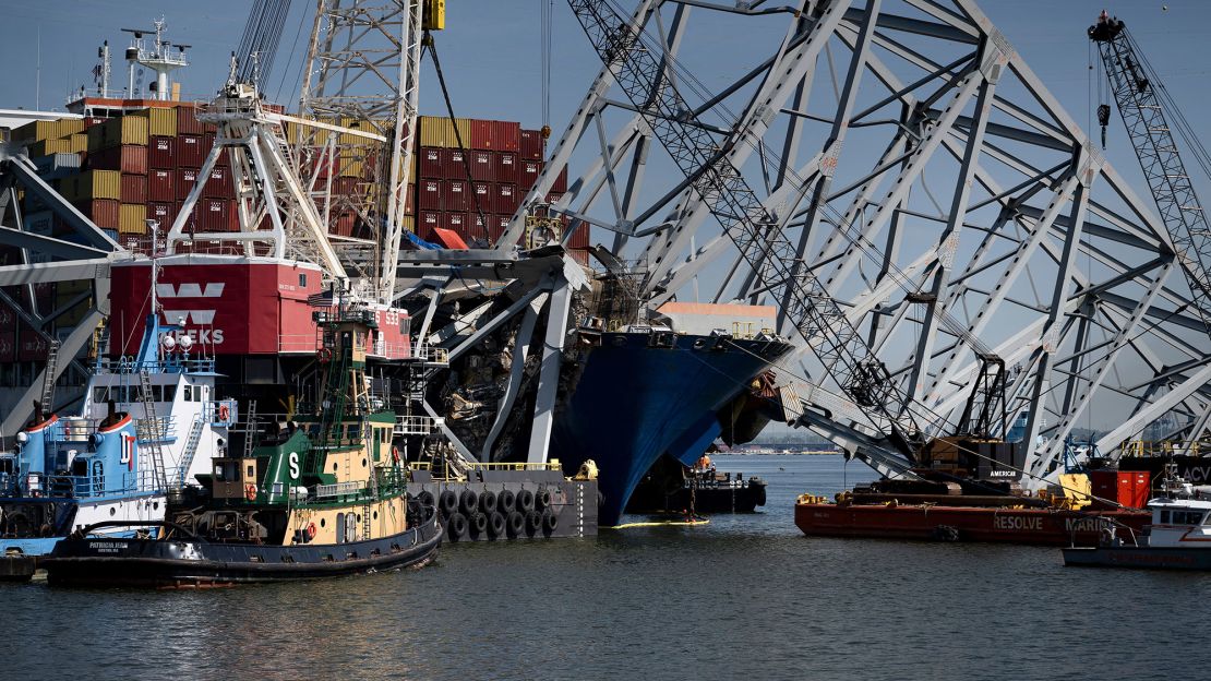 Aspecto del carguero Dali atrapado el 2 de mayo en los restos del puente Key mientras los trabajadores retiran escombros tras el colapso. Crédito: BRENDAN SMIALOWSKI/AFP vía Getty Images