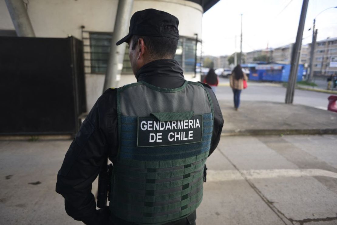 Un gendarme del complejo penitenciario de Biobío protege el centro donde se encuentra detenido el líder mapuche Héctor Llaitul en Concepción, Chile, el 7 de mayo de 2024. Crédito: GUILLERMO SALGADO/AFP vía Getty Images