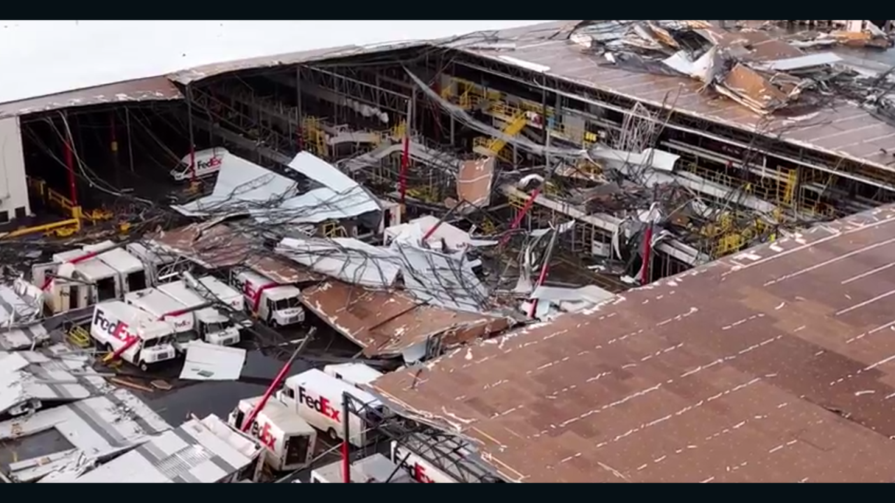 CNNE 1688916 - los danos provocados tras los tornados en michigan