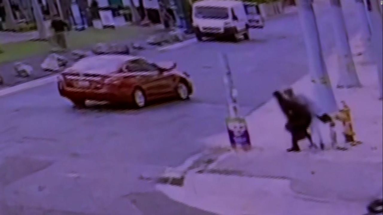 CNNE 1688918 - mujer multada por chocar cuando perseguia a quien le robo su bolso