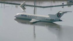 CNNE 1688957 - videos muestran partes del aeropuerto de porto alegre bajo el agua