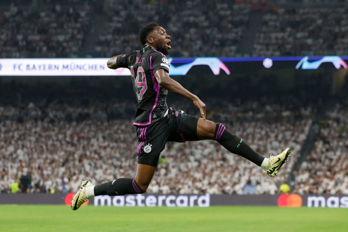 Alphonso Davies celebra el gol del conjunto alemán. Crédito: OSCAR DEL POZO/AFP via Getty Images