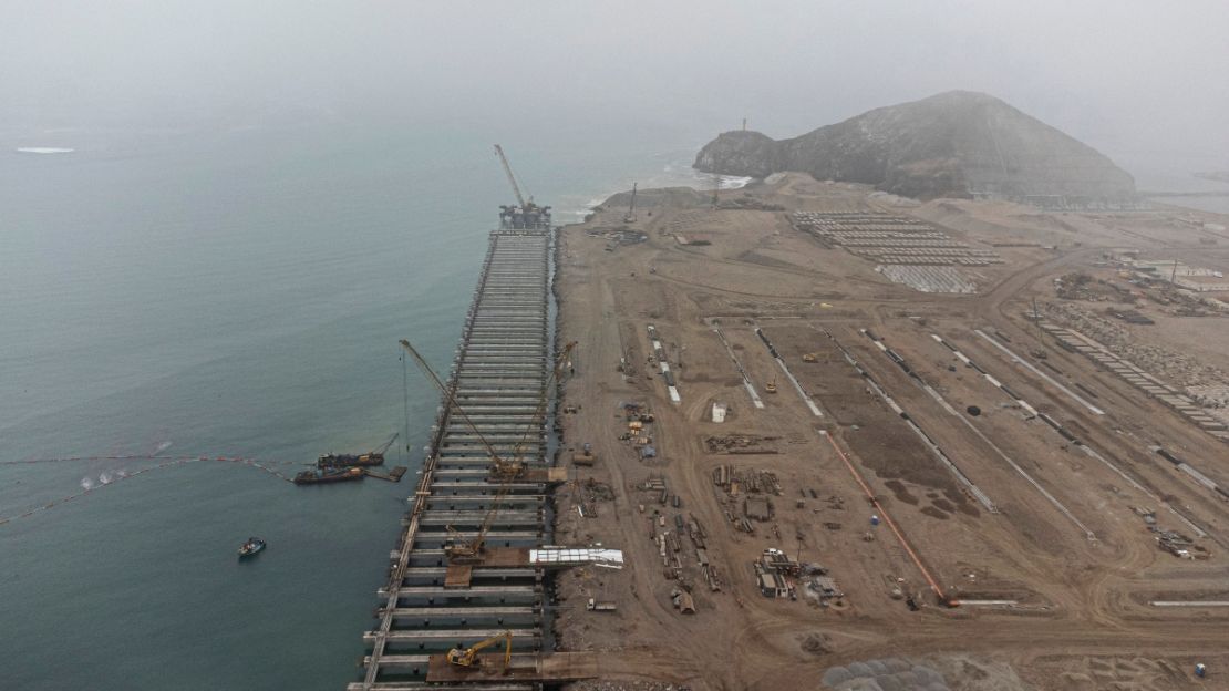 Vista aérea que muestra los trabajos de construcción en la zona donde la empresa china Cosco Shipping está construyendo un puerto en Chancay.