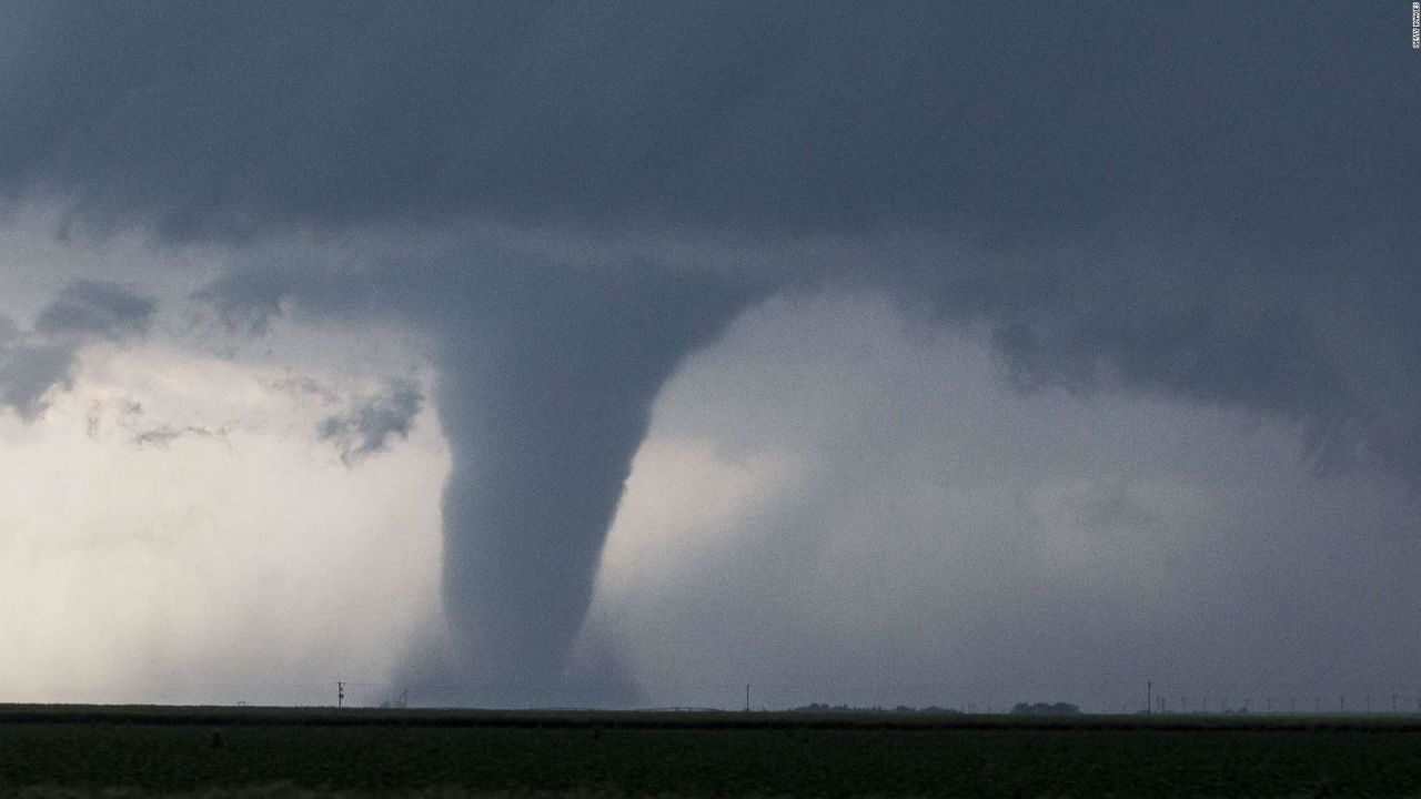 CNNE 1689101 - inusuales tornados en michigan