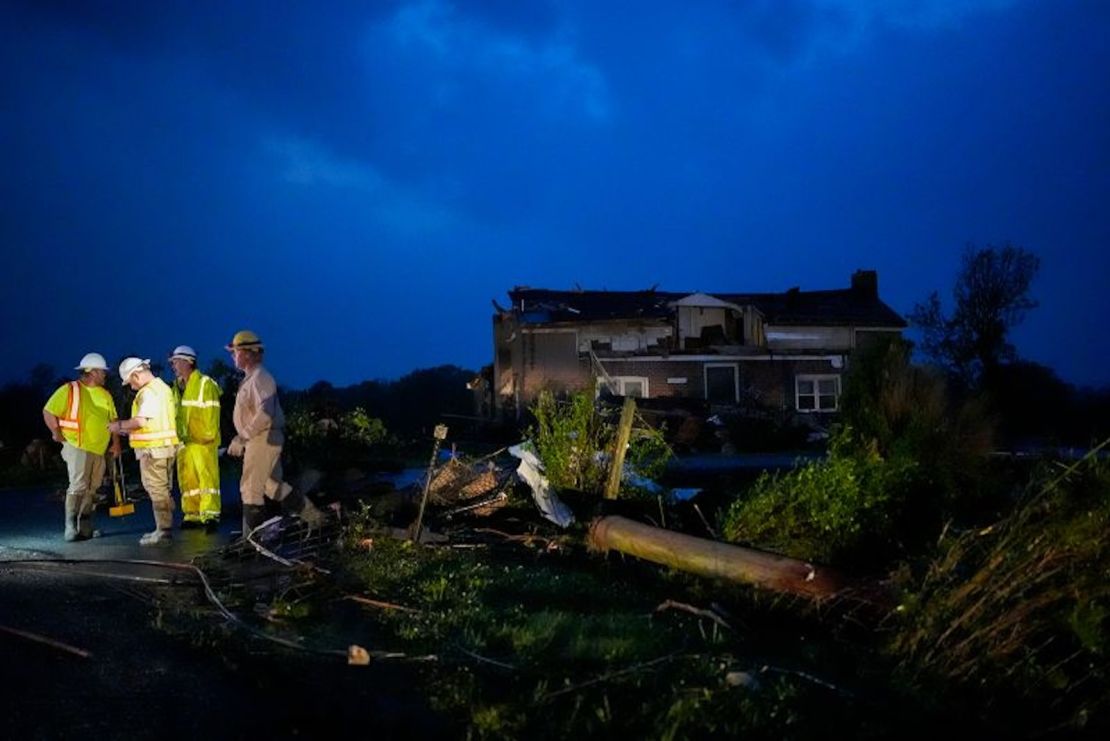 Trabajadores de servicios públicos inspeccionan los daños de la tormenta a lo largo de Cothran Road, este miércoles 8 de mayo, en Columbia, Tennessee.