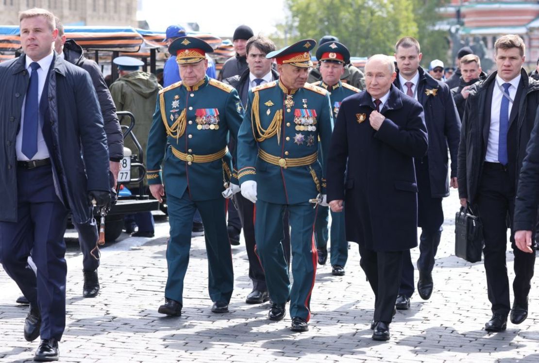 El presidente de Rusia, Vladimir Putin, y el entonces ministro de Defensa, Sergei Shoigu, abandonan la Plaza Roja después del desfile militar del Día de la Victoria en el centro de Moscú el 9 de mayo de 2024.