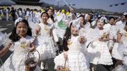 Niños vestidos como ángeles marchan durante el desfile de Pascua en Seúl, Corea del Sur, el 9 de abril de 2023.