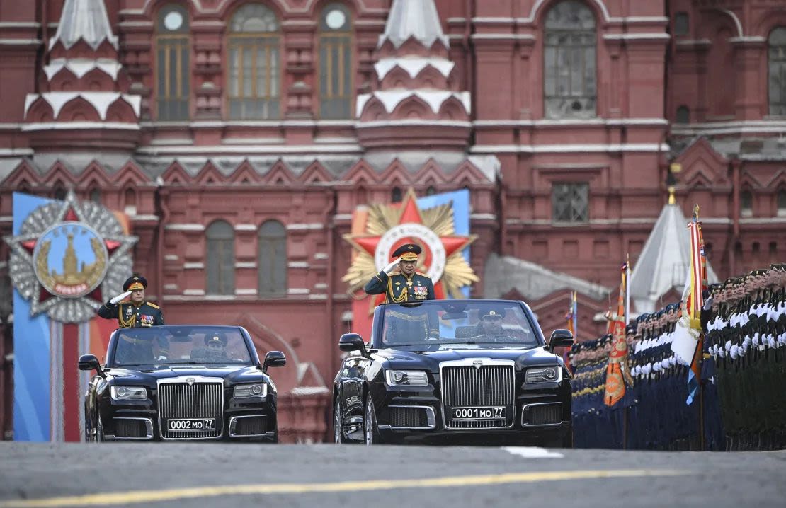 El ministro de Defensa ruso, Sergei Shoigu, saluda a los soldados mientras lo conducen por la Plaza Roja.