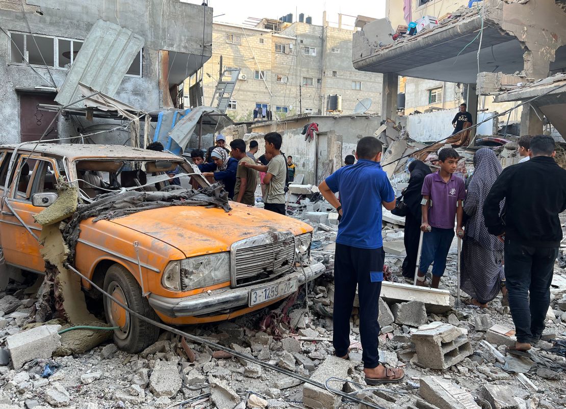 Palestinos inspeccionan el sitio de un edificio que fue alcanzado por un bombardeo israelí en Rafah, Gaza, el 9 de mayo de 2024.