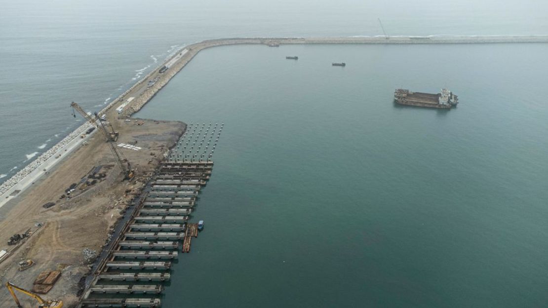 Vista aérea que muestra las obras de construcción en la zona donde la empresa china Cosco Shipping está construyendo un puerto en Chancay.