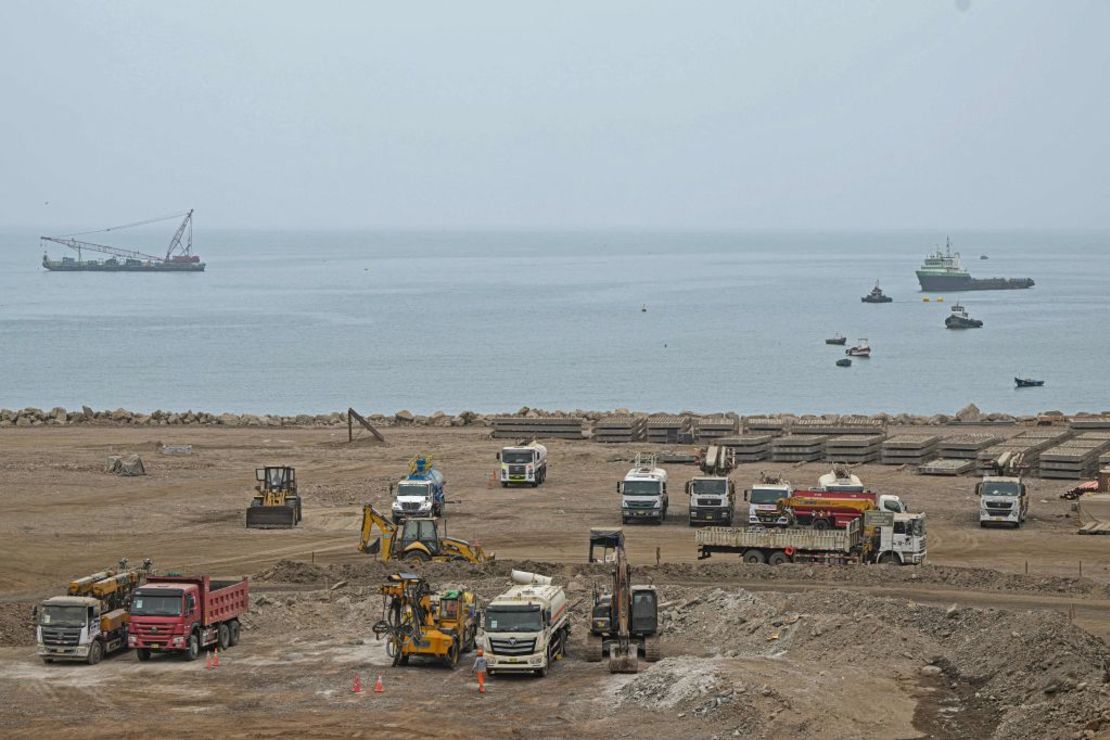 Vista general de las obras de construcción en el sitio donde la empresa china Cosco Shipping está construyendo un puerto en Chancay, a unos 80 km al norte de Lima, tomada el 22 de agosto de 2023.