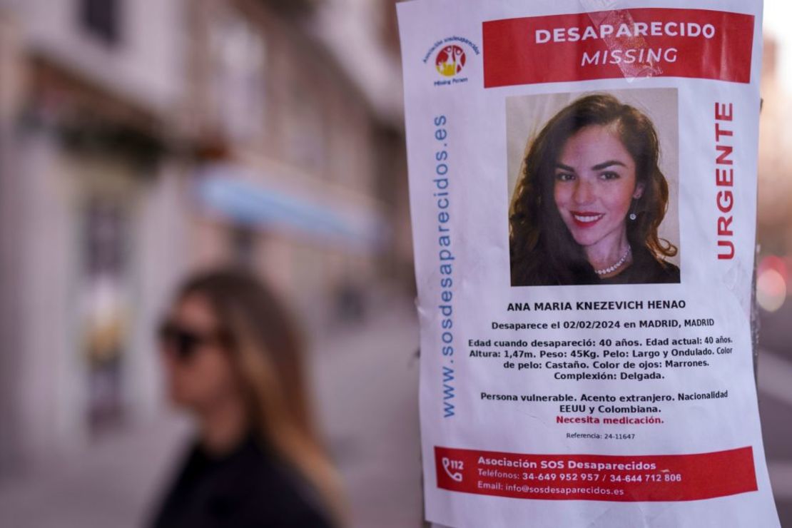 Un cartel muestra a Ana María Knezevich Henao, de 40 años, desaparecida en Madrid en febrero. Crédito: Manu Fernández/AP