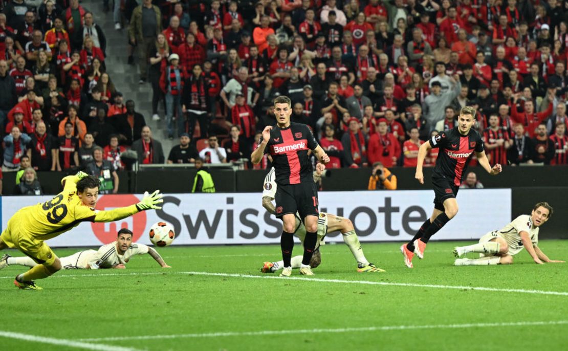 Josip Stanisic celebra el gol que amplió el invicto. Crédito: INA FASSBENDER/AFP via Getty Images