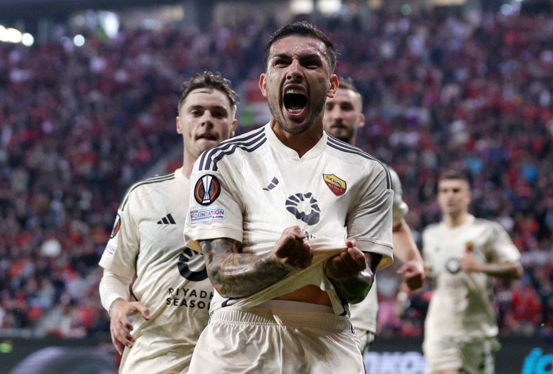 Leandro Paredes celebra una de las anotaciones del AS Roma. Crédito: Dean Mouhtaropoulos/Getty Images