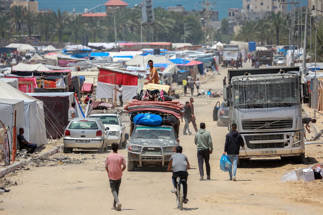 Los palestinos desplazados llegan en un camión con sus pertenencias para refugiarse en un campamento de tiendas de campaña después de regresar a Khan Younis, en el sur de Gaza, el jueves 9 de mayo.